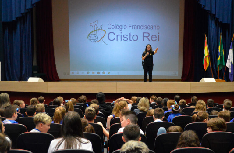 Colégio promove conversas sobre o cuidado com as redes sociais e ambientes virtuais
